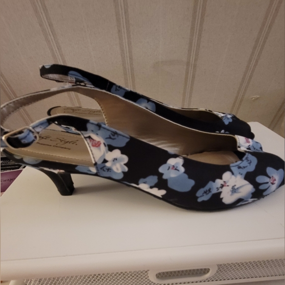 Soft Style Black and Blue Heels with Sleek Design - Picture 1 of 4